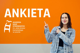 Kobieta wskazująca palcami na tekst: ankieta.